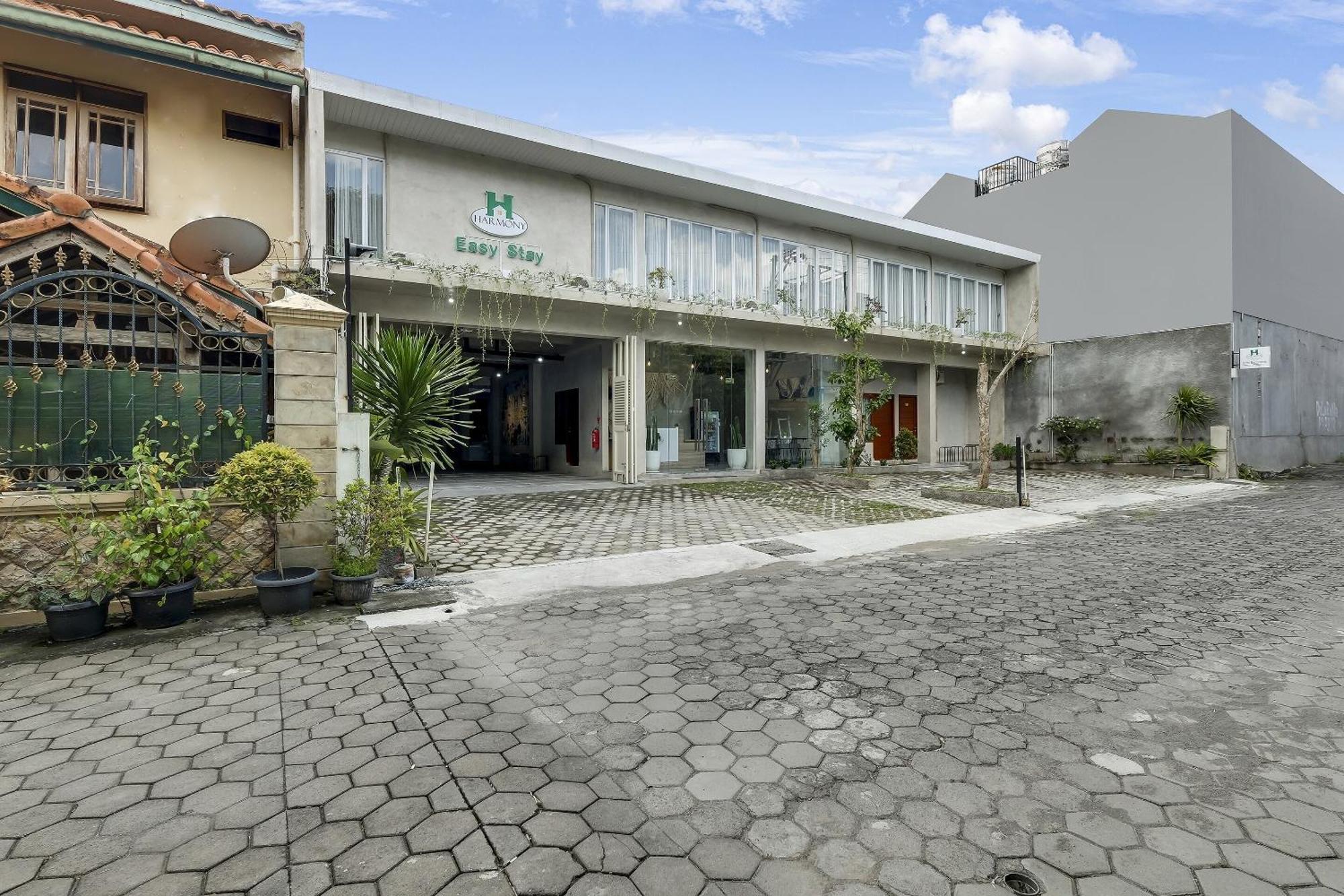 Super Oyo Capital O 90983 Harmony Easy Stay Maguwo Buitenkant foto